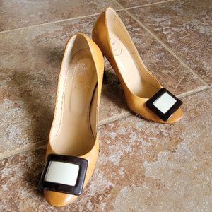Roger Vivier Tan Leather Pumps. Size European Sz. 38.5